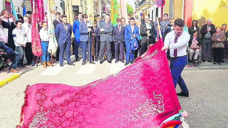 La banderas rompen el viento en la cuenta atrás romera