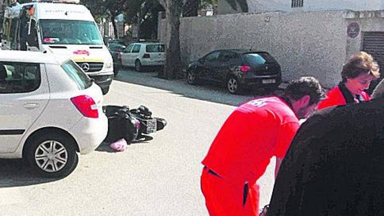 Herido un motorista al chocar contra un coche en la calle Goya Herido un motorista al chocar contra un coche en la calle Goya