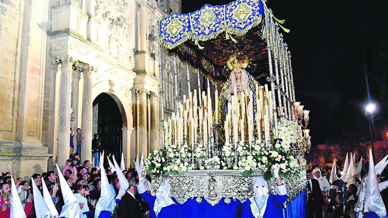 Lunes Santo de faroles y tulipas