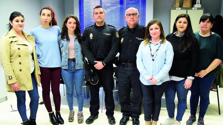 Policía y gitanas tienen como objetivo erradicar la violencia Policía y gitanas tienen como objetivo erradicar la violencia