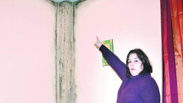 Quejas de una familia por las humedades en su casa Quejas de una familia por las humedades en su casa