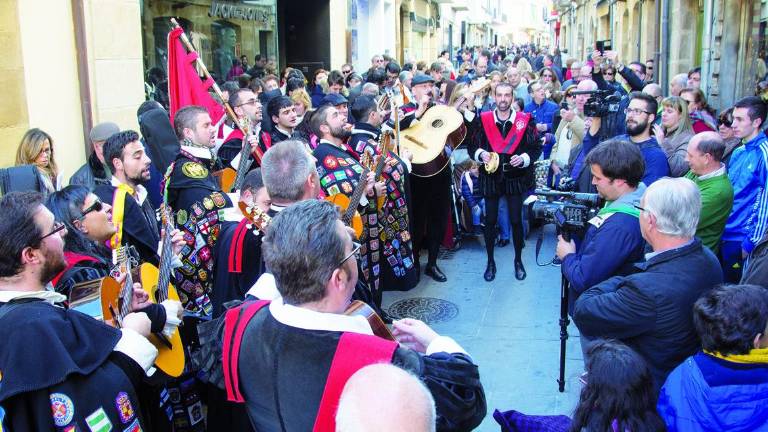 La gracia de las estudiantinas toman las calles del centro La gracia de las estudiantinas toman las calles del centro