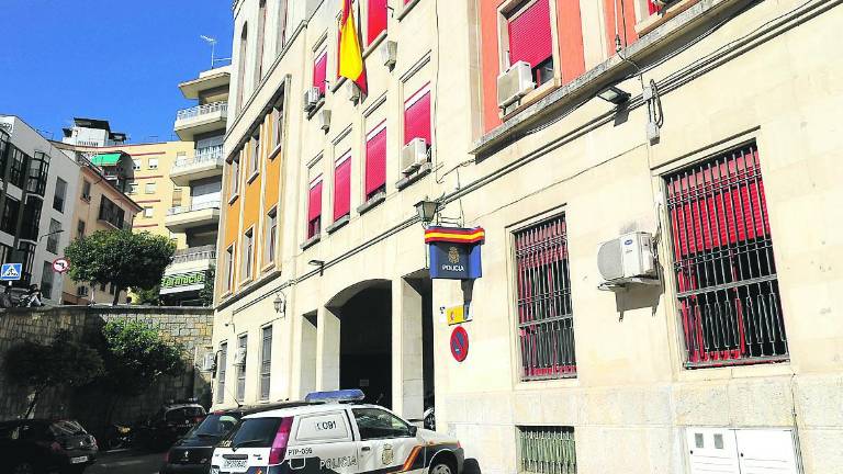 Cinco detenidos por “fabricar” contratos para cobrar el paro Cinco detenidos por “fabricar” contratos para cobrar el paro