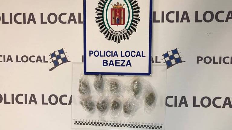 Cazado con nueve bolsas de marihuana en Baeza