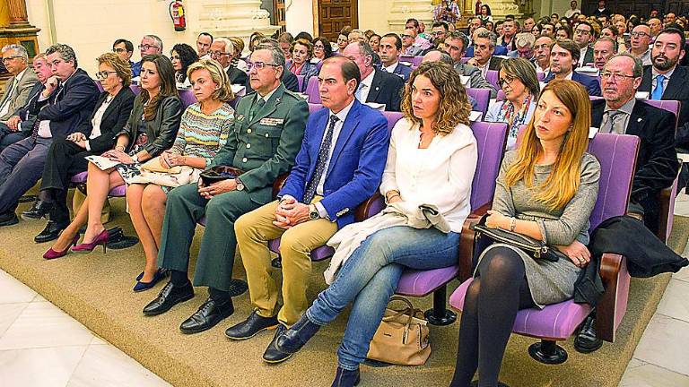 Más de tres décadas al servicio de la educación a distancia Más de tres décadas al servicio de la educación a distancia