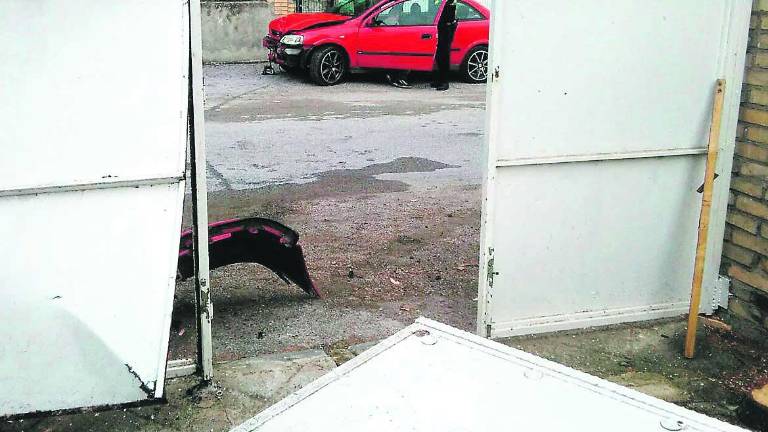 Un coche revienta la puerta de un vivienda junto a El Coto Un coche revienta la puerta de un vivienda junto a El Coto