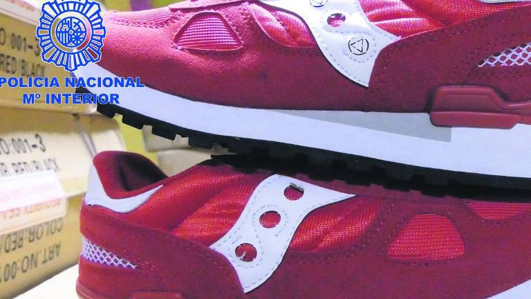 Los “piratas” camuflan miles de zapatillas falsificadas Los “piratas” camuflan miles de zapatillas falsificadas