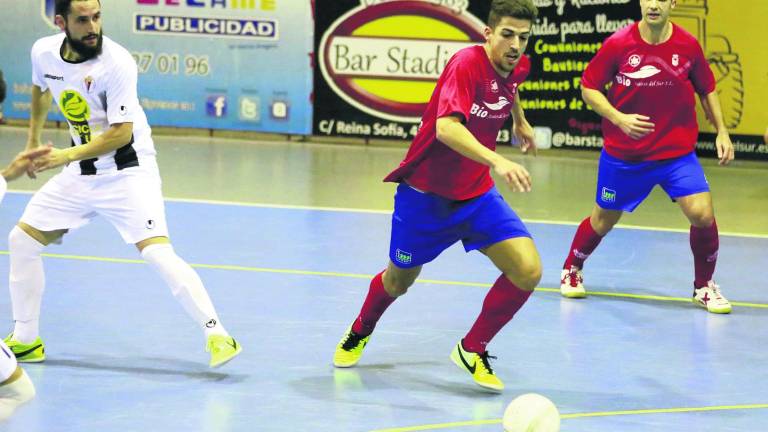 Fran Peña lidera la victoria del Atlético Mengíbar en su pista Fran Peña lidera la victoria del Atlético Mengíbar en su pista