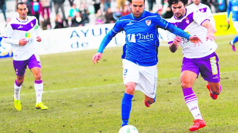 Joselu alega una cláusula por descenso para dejar el Linares Joselu alega una cláusula por descenso para dejar el Linares