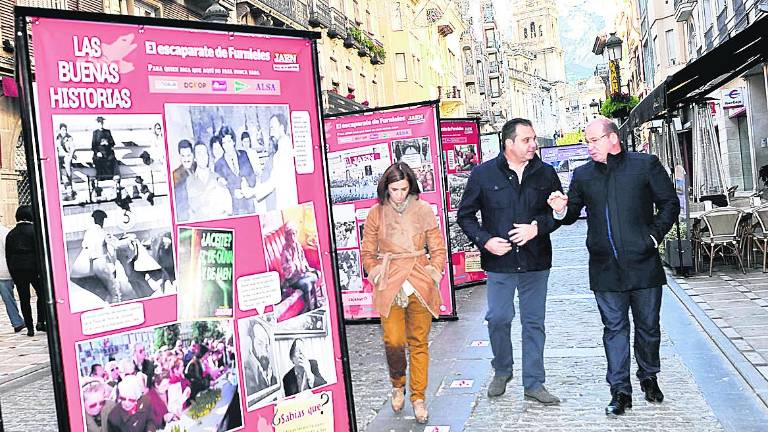 “La exposición es una curiosa idea que atrae a los vecinos” “La exposición es una curiosa idea que atrae a los vecinos”