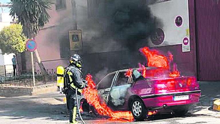 Actuación de los bomberos al incendiarse un vehículo