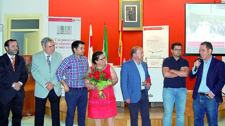Distinción a una empresa local por su constante tesón Distinción a una empresa local por su constante tesón