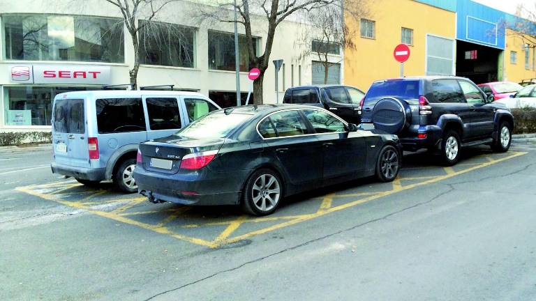 Denuncia por el “uso abusivo” de la vía pública por un taller Denuncia por el “uso abusivo” de la vía pública por un taller