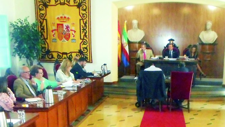 El alcalde cesa a Pilar Parra y Luis Moya de sus funciones