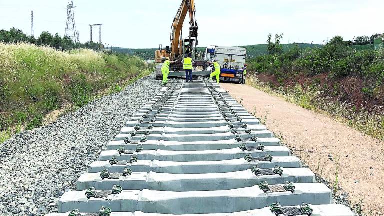 La Junta coloca las primeras traviesas en la vía ferroviaria La Junta coloca las primeras traviesas en la vía ferroviaria