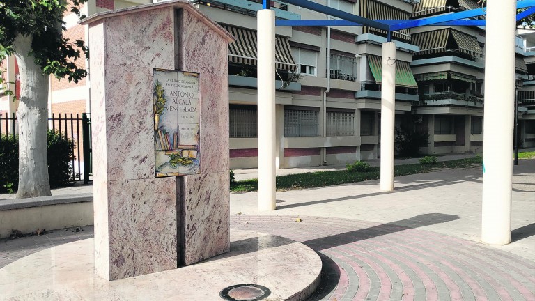 El Ayuntamiento retira más de 500 símbolos falangistas