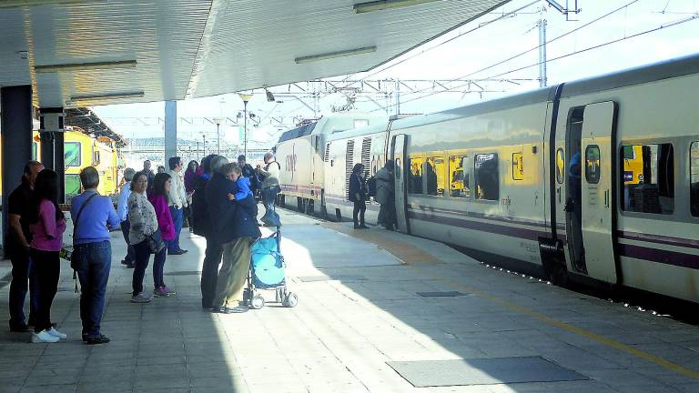 Los sindicatos protestan por la situación actual del tren Los sindicatos protestan por la situación actual del tren