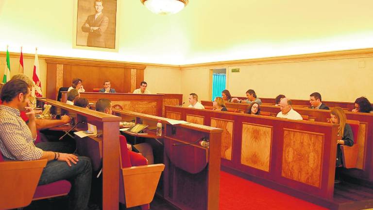 El pleno acuerda eliminar algunos hitos franquista y conservar otros El pleno acuerda eliminar algunos hitos franquista y conservar otros