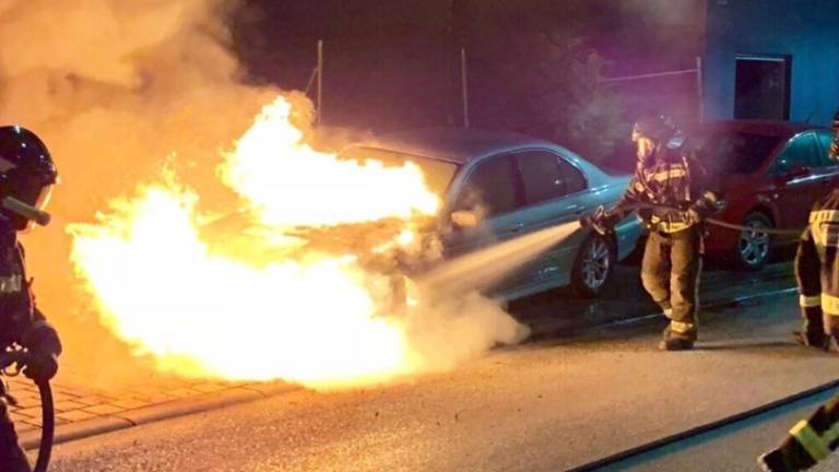 Arde un coche junto a la discoteca Kharma Arde un coche junto a la discoteca Kharma