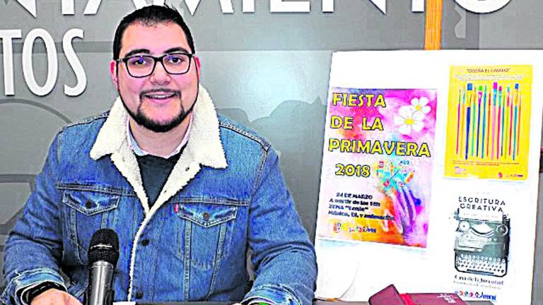 Los jóvenes se preparan para celebrar el cambio de estación Los jóvenes se preparan para celebrar el cambio de estación