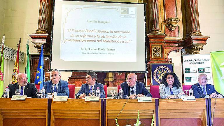Más de tres décadas al servicio de la educación a distancia Más de tres décadas al servicio de la educación a distancia