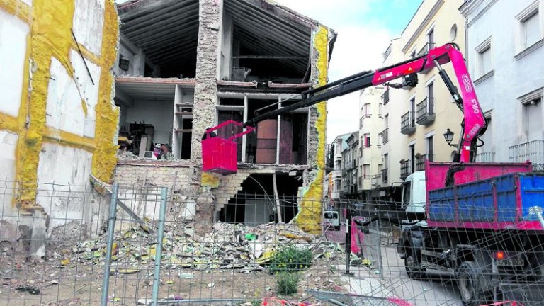 El derrumbe de una fachada obliga a desalolar una casa