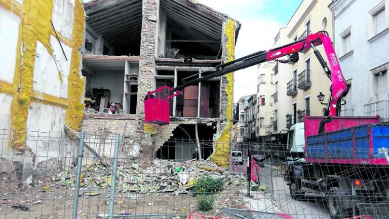 El derrumbe de una fachada obliga a desalolar una casa El derrumbe de una fachada obliga a desalolar una casa