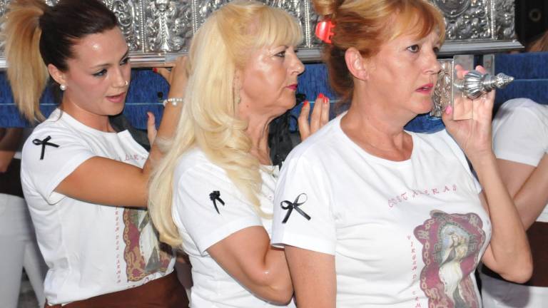 Con la Virgen del Carmen Con la Virgen del Carmen