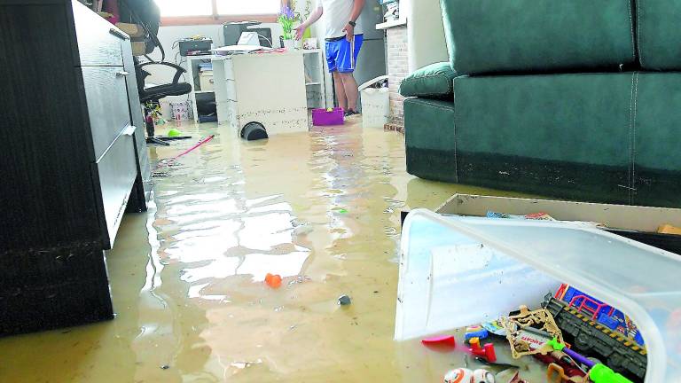 El reventón de un depósito de agua causa importantes daños El reventón de un depósito de agua causa importantes daños