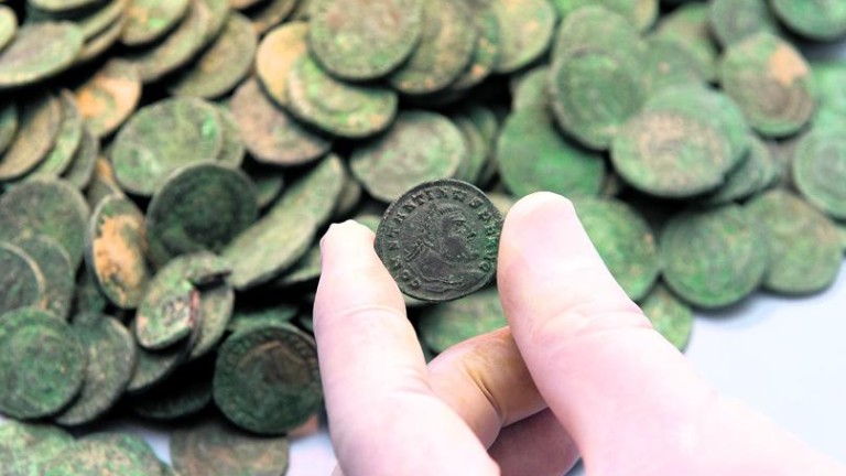 Encuentran en Tomares unas ánforas con 600 kilos de monedas romanas