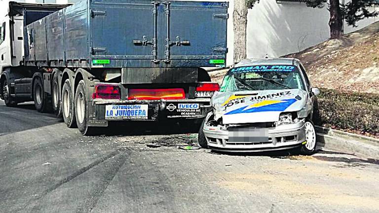 Un herido de consideración al chocar su coche con un camión estacionado Un herido de consideración al chocar su coche con un camión estacionado