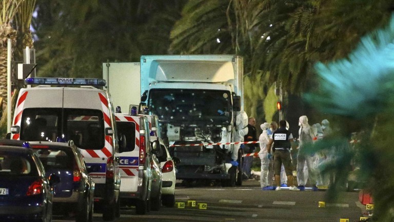 Ataque terrorista en Niza con al menos 84 fallecidos