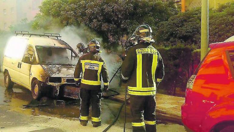 Arde una furgoneta en la calle Arde una furgoneta en la calle
