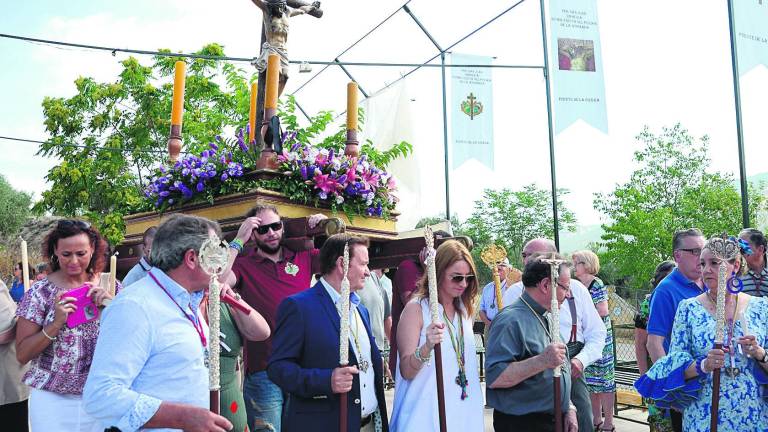 Un centenar de fieles adora al Cristo del Perdón de la Asomada