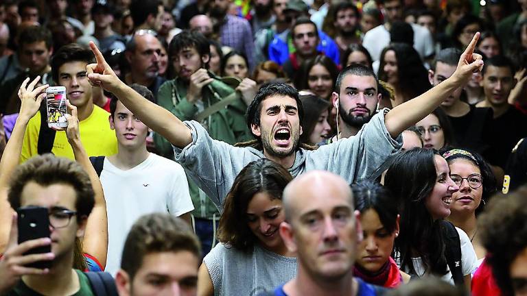La Audiencia de Barcelona cree que hubo excesos policiales en el 1-O La Audiencia de Barcelona cree que hubo excesos policiales en el 1-O