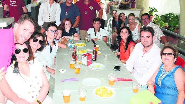 Un centenar de fieles adora al Cristo del Perdón de la Asomada Un centenar de fieles adora al Cristo del Perdón de la Asomada