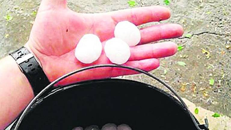 Sorprendente tormenta con agua y pedrisco