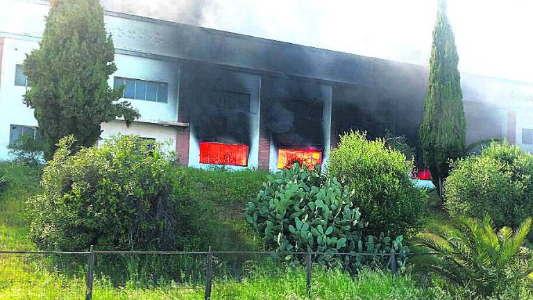 Una fábrica arde en La Carolina Una fábrica arde en La Carolina