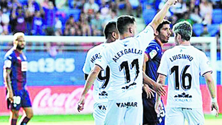El Huesca debuta en la élita del fútbol con una victoria ante el Éibar liderada por Álex Gallar