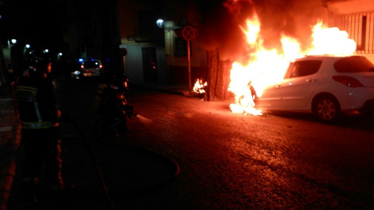 Bomberos de Jaén extinguen un incendio de dos motos y un coche durante la madrugada