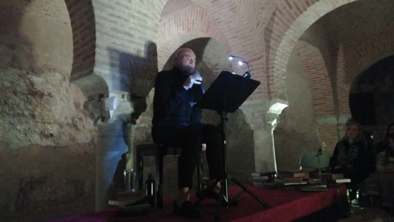 Música y poemas sobre las tablas Música y poemas sobre las tablas