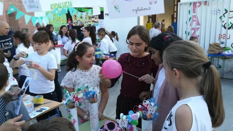 “Miniferia” de la ciencia en el colegio Almadén