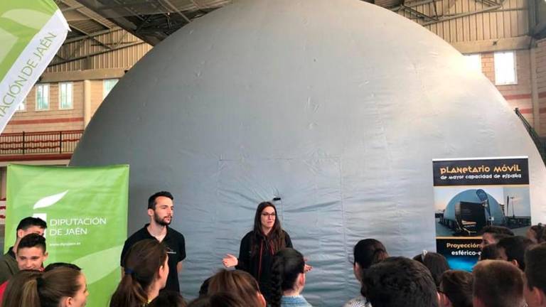 Interés por el planetario móvil más grande del país Interés por el planetario móvil más grande del país