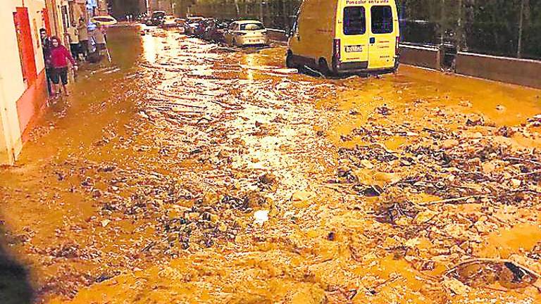 Una tormenta daña el casco urbano de Beas