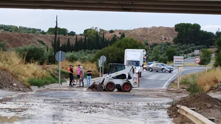 Una tromba de agua corta el tráfico Una tromba de agua corta el tráfico
