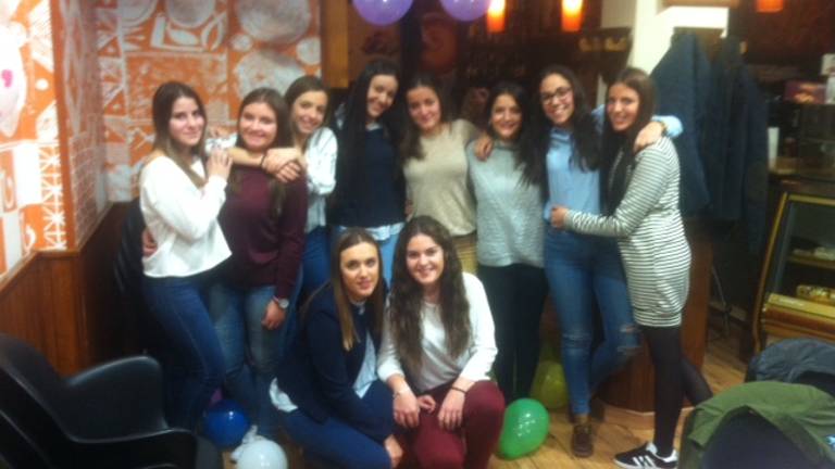 Laura celebra su cumpleaños con amigas Laura celebra su cumpleaños con amigas