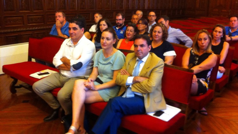 Miguel Moreno abandona la bancada del PP en el pleno de Diputación