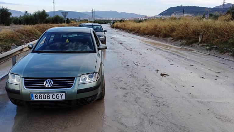 Inundación en la carretera de Fuerte del Rey Inundación en la carretera de Fuerte del Rey