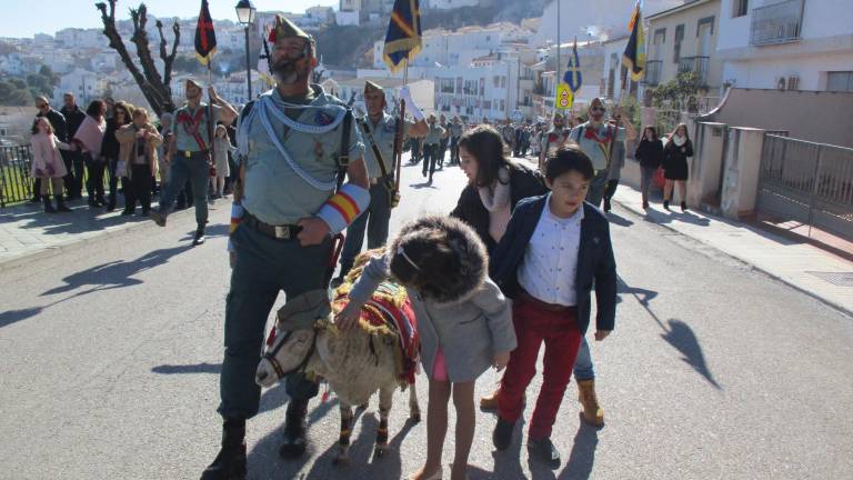 Legionarios dan realce a la procesión del patrón