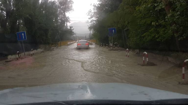 Un chaparrón que anega las calles Un chaparrón que anega las calles